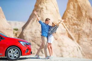 famiglia su auto vacanza. contento coppia viaggio di auto nel montagne. foto