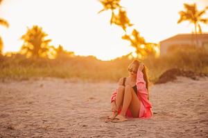 carino adolescente bellissimo ragazza su tropicale riva del mare a tramonto foto