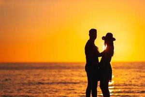 romantico coppia su il spiaggia foto