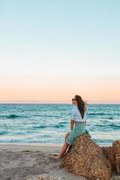 giovane contento donna su il spiaggia godere sua estate vacanza foto