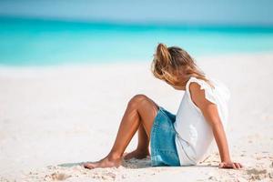 adorabile bambina divertirsi in spiaggia tropicale durante le vacanze foto