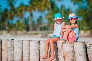 poco ragazze su il spiaggia durante estate vacanza foto