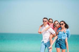 la giovane famiglia in vacanza si diverte molto foto