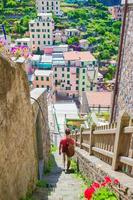 giovane uomo turista su vacanze nel cinque terre. giovane caucasico tipo a piedi a il vecchio strada nel Vernazza foto