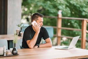 giovane uomo con il computer portatile lavori a partire dal casa foto