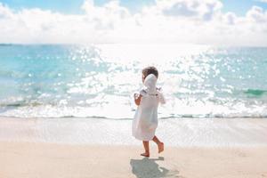 bellissimo giovane ragazza indossare angelo Ali su il spiaggia foto