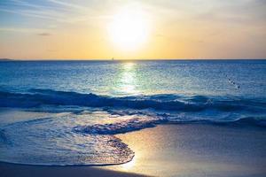 sbalorditivo bellissimo tramonto su un esotico caraibico spiaggia foto