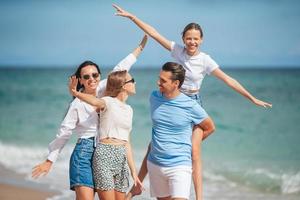 contento famiglia su il spiaggia durante estate vacanza foto