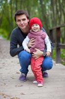 ritratto di contento padre con figlia nel il parco nel autunno foto