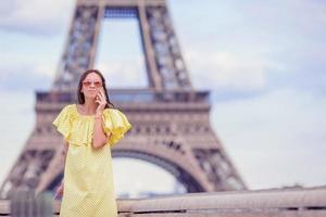 giovane donna parlando di Telefono sfondo eiffel Torre nel Parigi foto