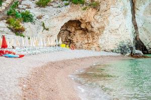 mattinata faraglioni pile e spiaggia costa di Mergoli, vieste gargano, puglia, Italia. foto