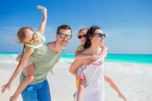 contento famiglia su spiaggia vacanza foto