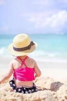adorabile bambina divertirsi in spiaggia tropicale durante le vacanze foto