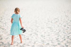 adorabile bambina divertirsi in spiaggia tropicale durante le vacanze foto