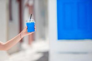 avvicinamento freddo caffè per partire nel all'aperto nel caldo estate giorno foto