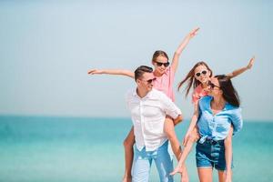 giovane famiglia su vacanza su il spiaggia foto