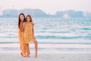 bellissimo madre e figlia a il spiaggia godendo estate vacanza. foto