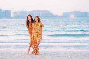 bellissimo madre e figlia a il spiaggia godendo estate vacanza. foto