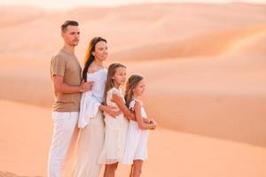 persone tra dune nel deserto nel unito arabo Emirates foto