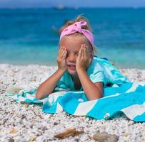 adorabile poco ragazza avendo divertimento durante spiaggia vacanza foto