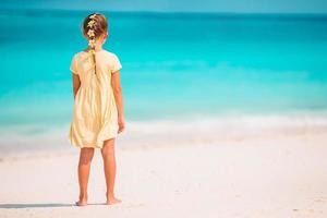 carino poco ragazza a spiaggia durante caraibico vacanza foto