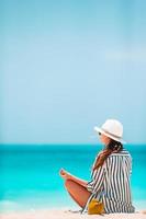 giovane moda donna nel verde vestito su il spiaggia foto