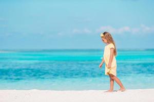 adorabile bambina divertirsi in spiaggia tropicale durante le vacanze foto