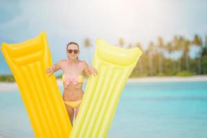 giovane contento donna rilassante su il spiaggia foto