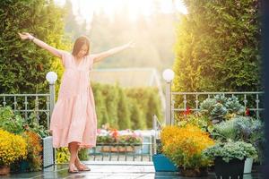 giovane ragazza nel un' fiore giardino tra bellissimo Rose. odore di Rose foto