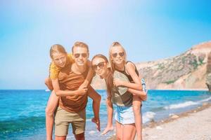 la giovane famiglia in vacanza si diverte molto foto