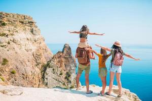 contento famiglia su vacanza nel il montagne foto