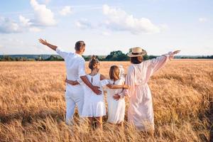 contento famiglia giocando nel un' Grano campo foto