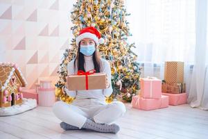 giovane donna nel maschera Tenere Natale presente foto