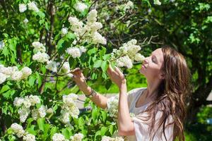 giovane bellissimo donna nel il lussureggiante giardino foto