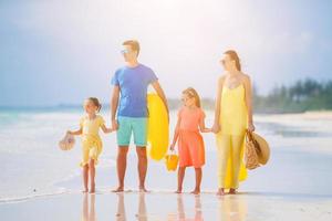 foto di contento famiglia avendo divertimento su il spiaggia. estate stile di vita