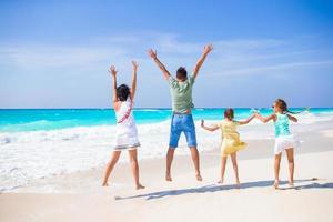 la giovane famiglia in vacanza si diverte molto foto