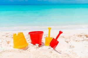 spiaggia capretto giocattoli su bianca sabbia spiaggia foto