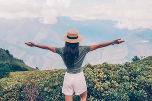 bellissimo contento giovane donna nel montagne nel il sfondo di nebbia foto