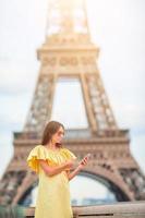 bellissimo donna nel Parigi sfondo il eiffel Torre durante sua vacanza foto