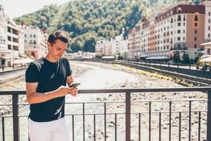 uomo su il argine di un' montagna fiume nel un' europeo città. foto