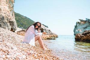 donna posa su il spiaggia godendo estate vacanze foto