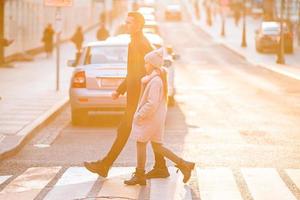 contento padre e poco adorabile ragazza nel il città all'aperto foto