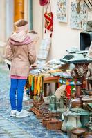 poco ragazze nel un' Locale mercato nel il vecchio città nel baku foto