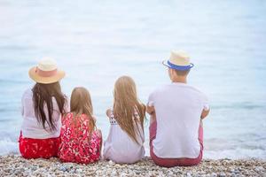 la giovane famiglia in vacanza si diverte molto foto