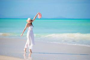 giovane bellissimo donna su bianca sabbia tropicale spiaggia. foto