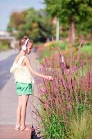 poco adorabile ragazza ascoltando musica nel il parco foto