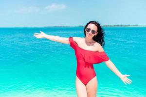 giovane donna su un' tropicale spiaggia con cappello foto