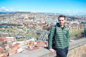 Tbilisi città panorama. vecchio città, nuovo estate rike parco, fiume Kura, il europeo piazza e il ponte di pace foto