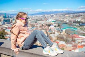 Tbilisi città panorama. vecchio città, nuovo estate rike parco, fiume Kura, il europeo piazza e il ponte di pace foto