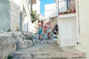 famiglia su vacanza nel Europa avere divertimento foto